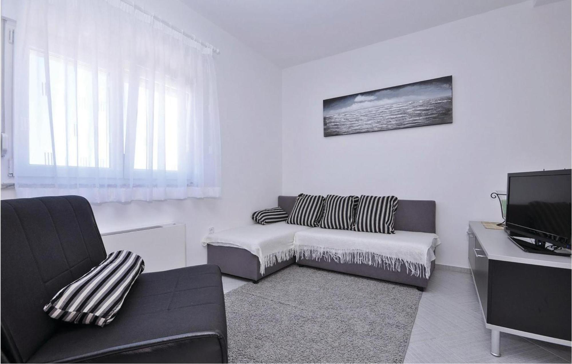 1 Bedroom Cozy Apartment In 비빈제 외부 사진