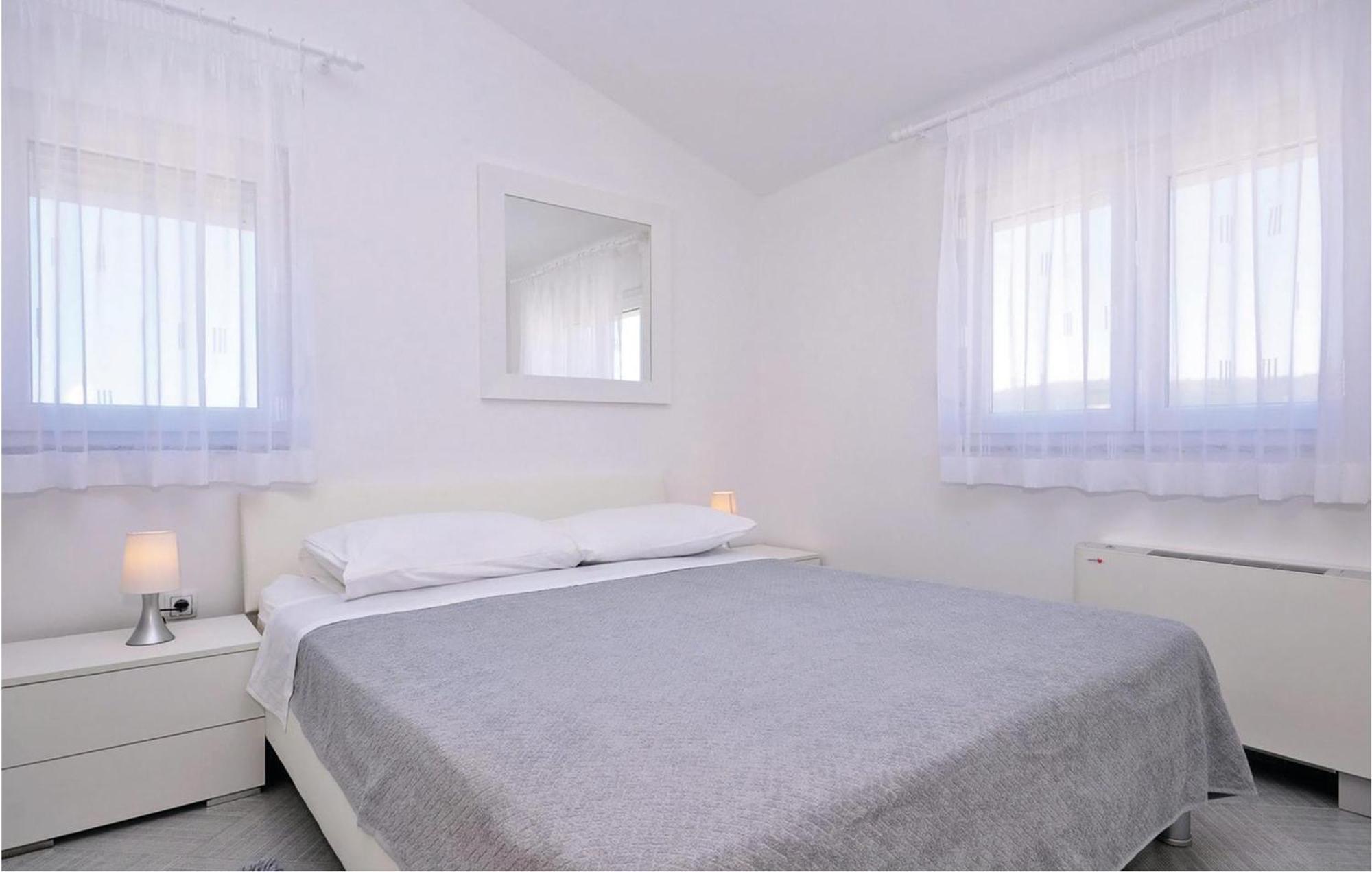 1 Bedroom Cozy Apartment In 비빈제 외부 사진