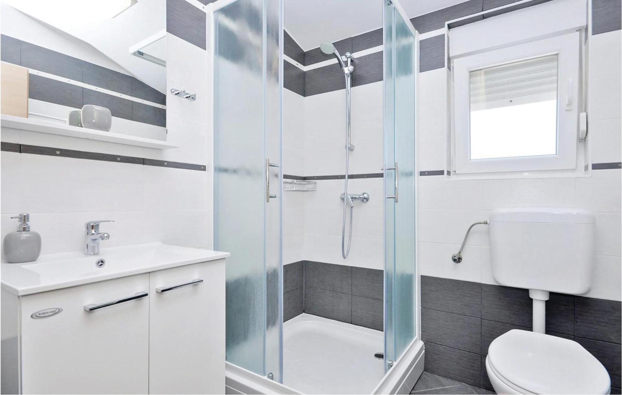 1 Bedroom Cozy Apartment In 비빈제 외부 사진